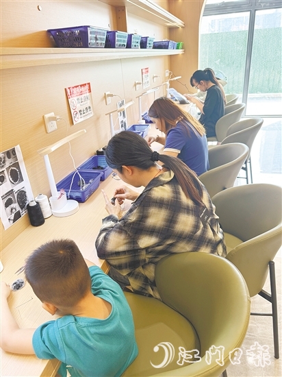 在“巾幗共富工坊”，“寶媽”帶娃工作兩不誤。