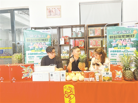 羅家宏（中）在直播帶貨。