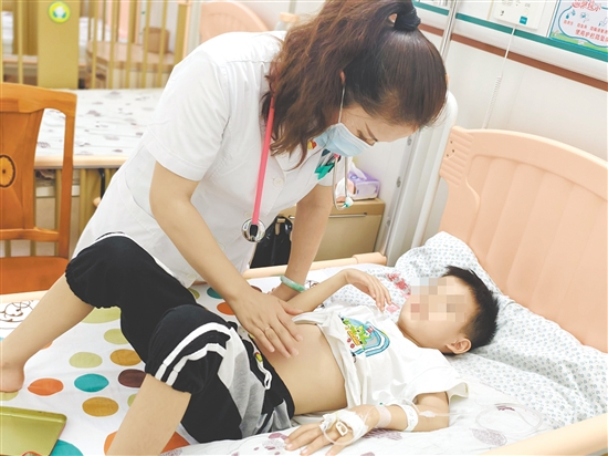 醫(yī)生查看患兒情況。