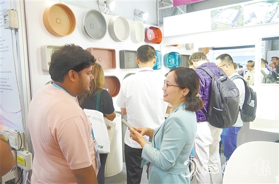 利多邦衛(wèi)浴展位吸引不少客商前來(lái)咨詢交流。