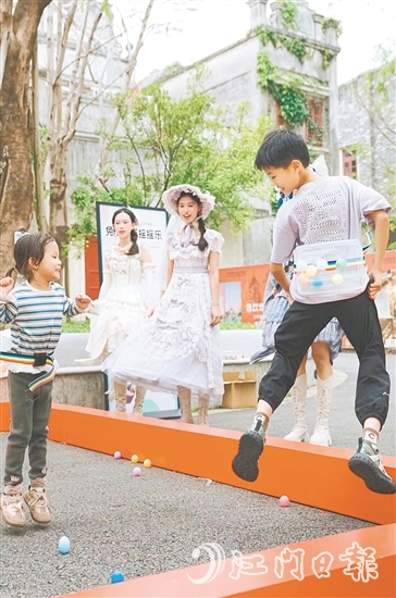 “五一”假期，赤坎華僑古鎮(zhèn)將開展“魔幻彩蛋季”活動(dòng)，市民、游客可在堤?hào)|路露天小劇場與NPC互動(dòng)。