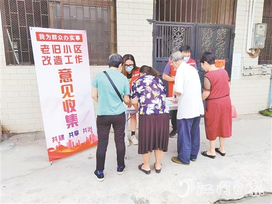 網(wǎng)格員廣泛收集居民對老舊小區(qū)改造的意見建議。