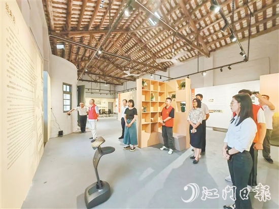 智能機(jī)器人為大家講解陳榮捷事跡。