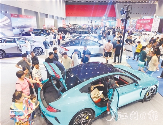 昨日早上，江門五一國際車展現(xiàn)場人氣旺。郭永樂