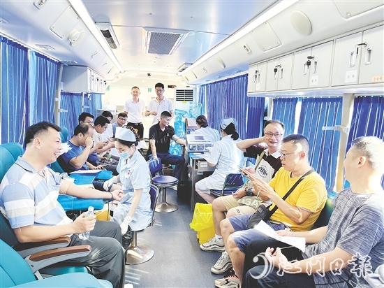 獻血車上，總有江門青年的身影。