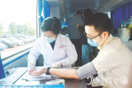 江門青年積極參與無償獻血。