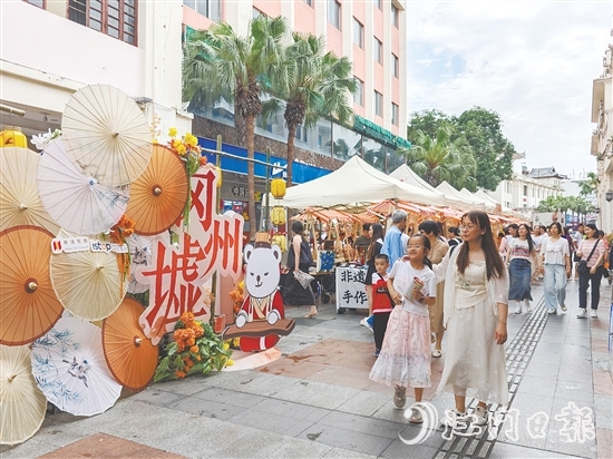 岡州墟非遺市集精彩不斷，現(xiàn)場(chǎng)人潮涌動(dòng)。