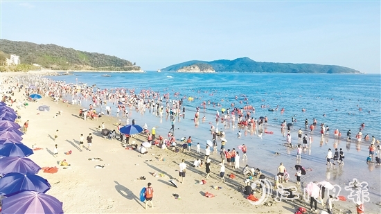 依托得天獨(dú)厚的自然稟賦與持續(xù)升級(jí)的文旅供給，今年“五一”假期，臺(tái)山濱海景區(qū)人氣爆棚。