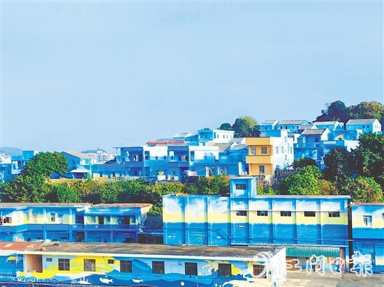 鯤鵬村海洋路沿線99間民房外立面披上“藍(lán)裝”，1.5萬平方米海洋主題墻繪讓漁村變身藝術(shù)長廊。