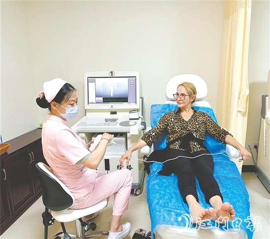 從未接觸傳統(tǒng)中醫(yī)的外國人在健康管理僑胞之家沉浸式體驗(yàn)中醫(yī)“治未病”。