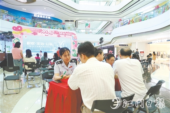 稅務(wù)干部為市民“一對(duì)一”解答疑問(wèn)。