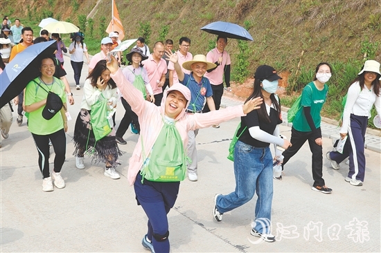 徒步愛好者沿青年水庫步行，穿梭于花海與綠林間，感受“體育+生態(tài)”的魅力。