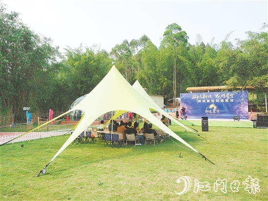 游客在雅瑤鎮(zhèn)陳山村御龍星空民宿營地享受假期。
