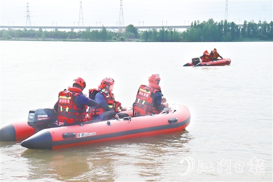 救援人員采用動力橡皮艇救援等方式迅速營救“落水者”。