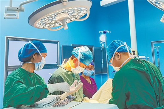 這是一雙恪盡職守的手。作為手術(shù)室護(hù)士，不僅要對手術(shù)現(xiàn)場的器械擺放位置了然于胸，還要練就“讀心術(shù)”，能秒懂主刀醫(yī)生需要。此刻，江門市江海區(qū)中西醫(yī)結(jié)合醫(yī)院手術(shù)室護(hù)士劉影正專注地配合醫(yī)生手術(shù)，傳遞器械，守護(hù)生命。