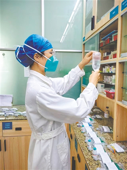 這是一雙嚴(yán)謹(jǐn)可靠的手。輸液前核對和檢查藥物的步驟是護(hù)理操作中的關(guān)鍵環(huán)節(jié)，要遵循“三查七對”原則。此時，江門市結(jié)核病防治所住院部護(hù)士黃惠敏正在認(rèn)真核對患者的輸液藥物，確保用藥安全。