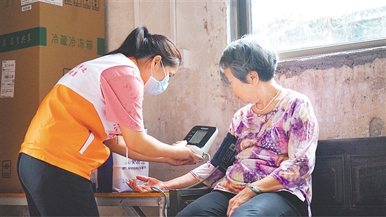 這是一雙不辭辛勞的手。江門市中心醫(yī)院蓬江分院環(huán)市街道社區(qū)衛(wèi)生服務(wù)中心護(hù)士劉娟冒雨上門，為基層群眾測量血壓、送藥，開展常規(guī)檢查和日常健康指導(dǎo)，將關(guān)懷與專業(yè)送進(jìn)千家萬戶。