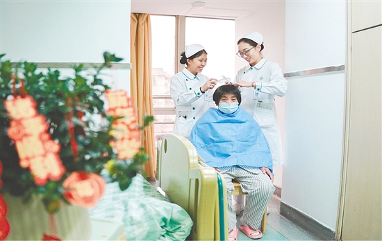 這是一雙靈巧的手。“視病人如親人”，江門市人民醫(yī)院全科醫(yī)學(xué)科護(hù)士化身理發(fā)師，手持剪刀與梳子，為留院過年患者修剪頭發(fā)。一雙巧手，一把剪刀，一把梳子，動作嫻熟而輕柔，不僅打理出利落的發(fā)型，也帶來了溫暖的年味。