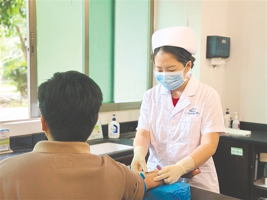 這是一雙肩負(fù)重托的手。在江門市疾控中心抽血室，防艾護(hù)士手持采血器具，給來訪者做抽血檢測。每一次嚴(yán)謹(jǐn)操作的背后，承載的是阻斷病毒傳播，守護(hù)公眾健康的堅實希望。