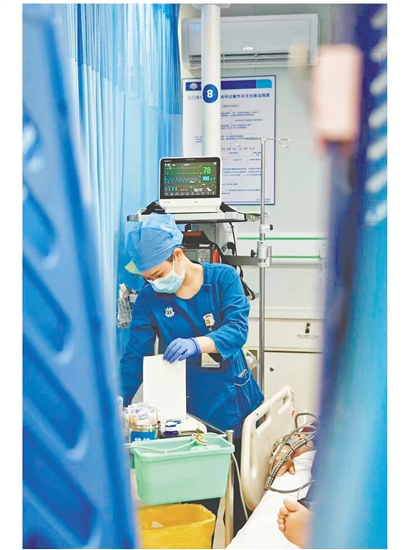 這是一雙爭分奪秒的手。急診搶救室是與時間賽跑的“生命戰(zhàn)場”，收治的都是急危重癥患者，生死往往就在一瞬間。面對心梗病人，江門市中心醫(yī)院急診科護(hù)士譚秀娟正專心致志地為患者做心電圖檢查，用專業(yè)與仁心守護(hù)生命之光。