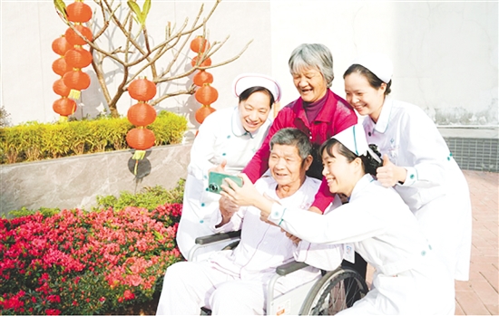 這是一雙溫暖相伴的手?！盀槟拈_心而開心”，江門市人民醫(yī)院泌尿外科護(hù)理團(tuán)隊與即將康復(fù)出院的患者及家屬定格美好瞬間?？扉T按下的瞬間，醫(yī)患笑容燦爛如新春暖陽，也留存了一段溫暖的珍貴記憶。（何潔蘭