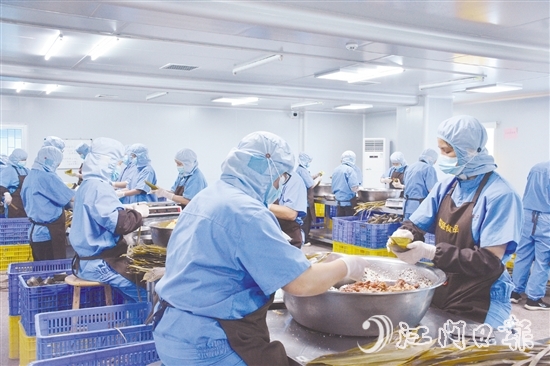 近期，在恩平龍盛粽鄉(xiāng)園內(nèi)，工人們加班加點(diǎn)趕訂單。