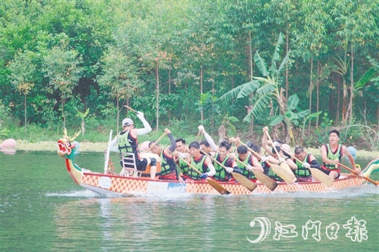 各村龍舟隊在比賽中鉚足勁沖線。