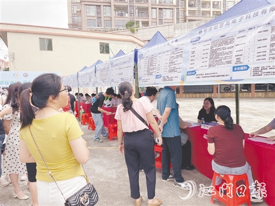 招聘會吸引了不少女性求職者。