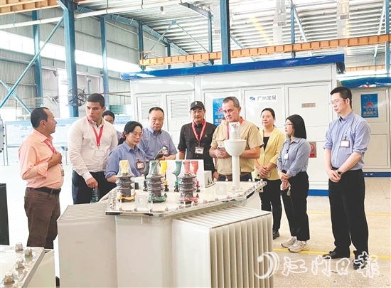 哥斯達黎加考察團走進海鴻電氣，深入了解企業(yè)的生產(chǎn)工序。