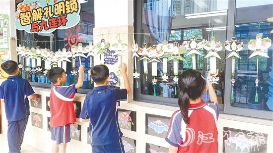 學(xué)生在有趣的環(huán)境中學(xué)習(xí)數(shù)學(xué)知識(shí)。