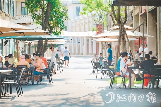 游客在赤坎華僑古鎮(zhèn)品嘗美食。