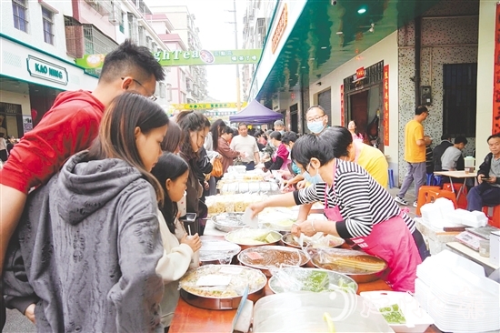 月山“三點(diǎn)三”小吃街內(nèi)人流如織，熱鬧非凡。