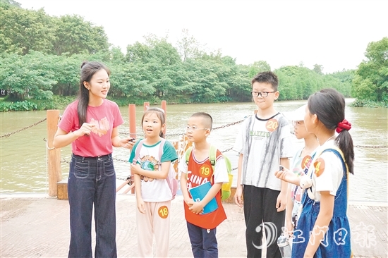 活動(dòng)通過(guò)聽(tīng)講解、看實(shí)景、做實(shí)踐等互動(dòng)方式，讓孩子們沉浸式學(xué)習(xí)課本知識(shí)。