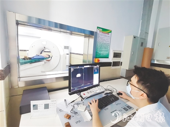 崖門鎮(zhèn)衛(wèi)生院使用新設備為患者檢查身體。