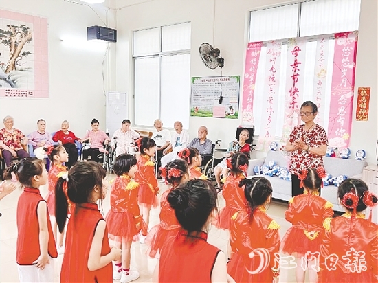 孩子為老人獻(xiàn)上精彩的表演。