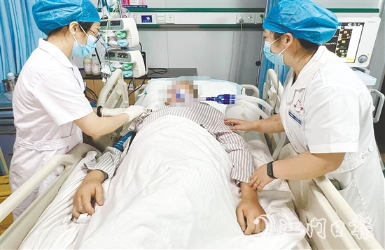 臺(tái)山市人民醫(yī)院呼吸與危重癥醫(yī)學(xué)科護(hù)理團(tuán)隊(duì)在生死競(jìng)速中展現(xiàn)“呼吸衛(wèi)士”的使命擔(dān)當(dāng)。
