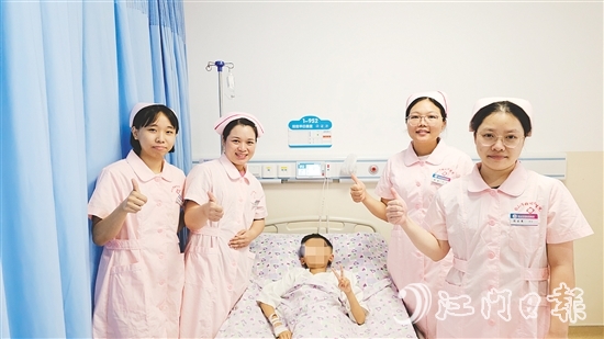 臺(tái)山市婦幼保健院綜合科護(hù)理團(tuán)隊(duì)為兒童患者加油打氣。