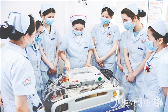 臺(tái)山市第二人民醫(yī)院內(nèi)二科護(hù)理團(tuán)隊(duì)不斷學(xué)習(xí)先進(jìn)的護(hù)理技術(shù)。