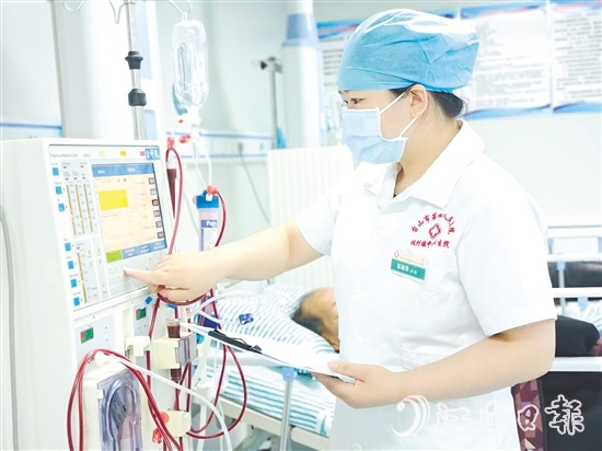 臺(tái)山市汶村鎮(zhèn)中心衛(wèi)生院血液透析中心護(hù)士伍淑萍十二年如一日?qǐng)?jiān)守基層崗位。