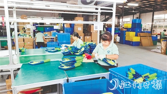 在昌輝玩具的車間，工人們忙碌有序地趕制訂單產品。