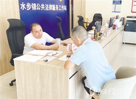 方健達（左）為群眾普及法律知識。