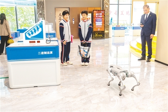 展覽涵蓋人工智能、芯片技術、生命科學等領域，展出40余件科技展品。