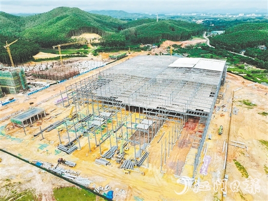 鶴山各大工業(yè)園區(qū)重點(diǎn)項(xiàng)目建設(shè)現(xiàn)場(chǎng)一片火熱。圖為志格（鶴山）智能家電產(chǎn)業(yè)園項(xiàng)目。