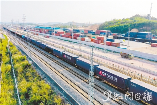 鶴山加快構(gòu)建“水陸空鐵”立體交通網(wǎng)絡(luò)，暢通進(jìn)出口物流大通道，助力構(gòu)建更具國(guó)際競(jìng)爭(zhēng)力的現(xiàn)代化產(chǎn)業(yè)體系。