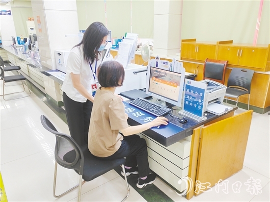 工作人員指導(dǎo)群眾在“一件事”網(wǎng)辦專(zhuān)區(qū)辦理業(yè)務(wù)。