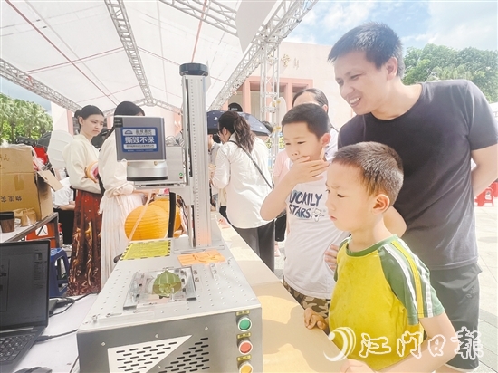 活動(dòng)吸引眾多市民駐足。