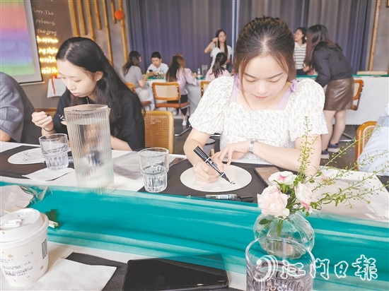 農(nóng)業(yè)銀行江門分行組織青年員工制作漆扇。