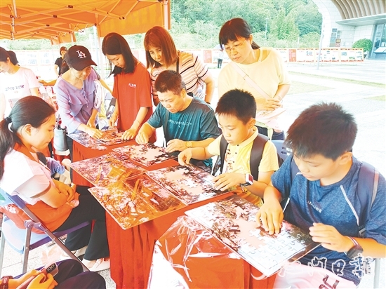親子家庭參與文物拼圖大挑戰(zhàn)。