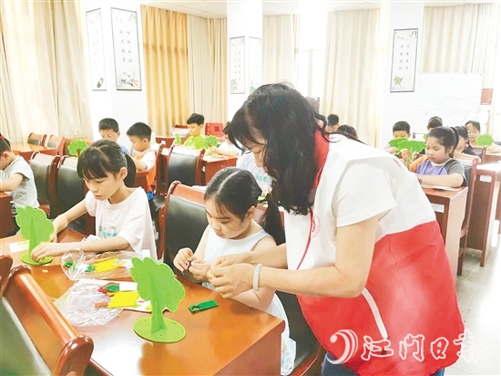 孩子們?cè)谥驹刚叩氖痉逗椭笇?dǎo)下，精心制作“家庭樹(shù)”。