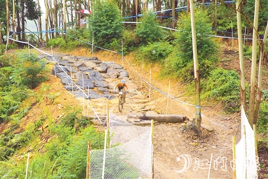 選手在山林間高速騎行，展現(xiàn)高超技術。